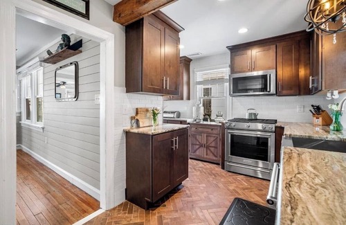 North End House | 5 bedrooms, Sleeps 12, steps to beach and boards with parking in the Gardens