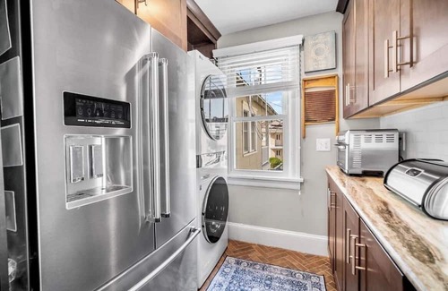 North End House | 5 bedrooms, Sleeps 12, steps to beach and boards with parking in the Gardens