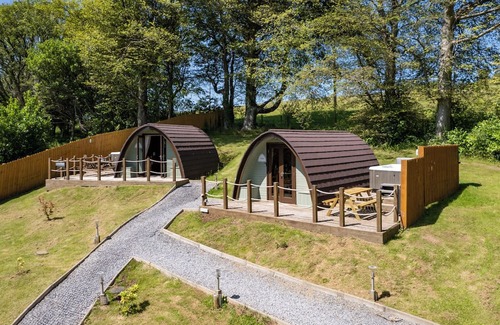 Laugharne House | Pods @ Broadway Standard with hot tub