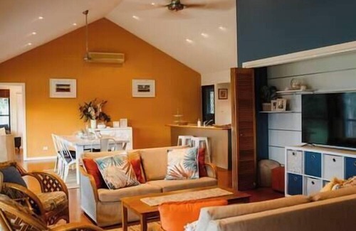 Mowbray House | Valley Views Lodge- Country home in Port Douglas