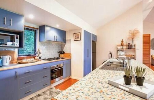 Mowbray House | Valley Views Lodge- Country home in Port Douglas
