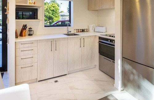 Henderson House | Prime West Auckland: 2Bedroom Townhouse