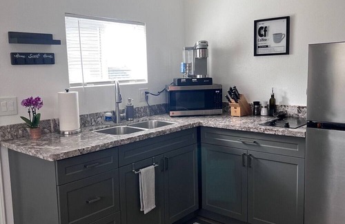 Des Moines Apartment | "The Cozy Studio" Not shared space, in awesome Des Moines with AC, WiFi