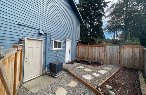 Des Moines Apartment | "The Cozy Studio" Not shared space, in awesome Des Moines with AC, WiFi