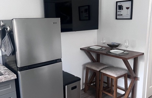 Des Moines Apartment | "The Cozy Studio" Not shared space, in awesome Des Moines with AC, WiFi