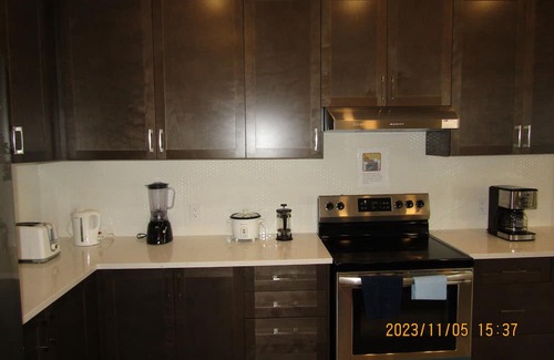 Ottawa Division House | Stylish 4BedRoom/3.5Bath in Ottawa: Modern Comfort+Self Check-In+Kitchen&Parking