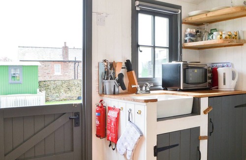 Wigton Cottage | Sian’s Shepherds Hut is in a great little complex on the old site of a historical Roman fort.
