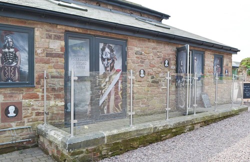 Wigton Cottage | Sian’s Shepherds Hut is in a great little complex on the old site of a historical Roman fort.