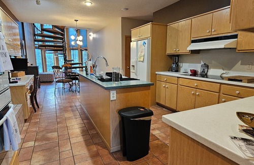 Aberdeen House | Deer Creek Country Escape - spacious 5 bedrooms with a private walking trail