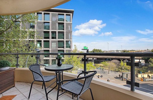Pyrmont Apartment | Pyrmont 2 Bed apartment - Prime Location w parking