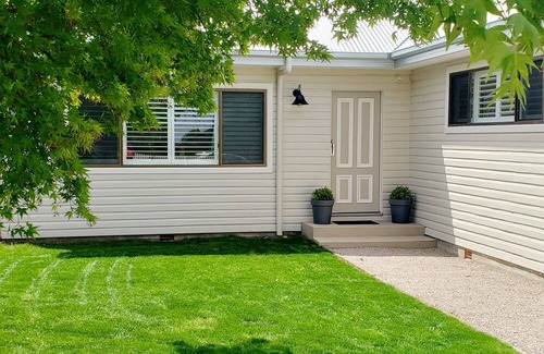 Armidale House | Boutique Cottage on Mann