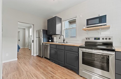 West Central House | Lavina Lounge walkable to downtown!