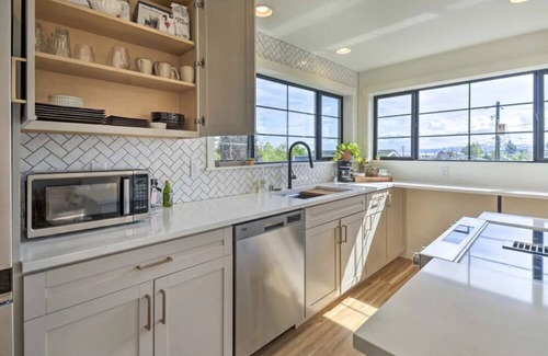 West End House | 'Ruston Retreat' - Mod Home w/Rooftop Deck!