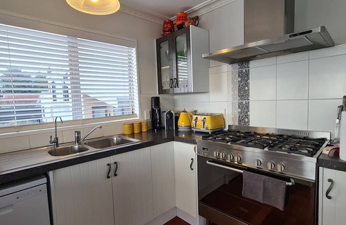 Tauranga House | Spacious Avenues Upstairs Apartment. Close to QEII and downtown Tauranga