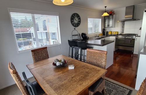 Tauranga House | Spacious Avenues Upstairs Apartment. Close to QEII and downtown Tauranga