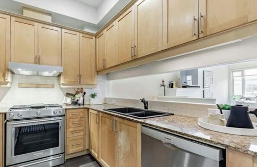 Midtown Toronto Condo | Corporate living at the crossroads of the Annex and Yorkville (long term rental)