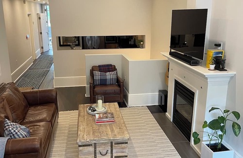 Midtown Toronto Condo | Corporate living at the crossroads of the Annex and Yorkville (long term rental)