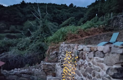 Os Peares Cottage | Centennial house 1.4 km from Os Peares Xiravai. RIBEIRA SACRA.