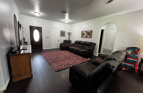 Corinth House | Blue Door on Aspen: Cozy 3BR Retreat with BBQ Grill & Playground for Families