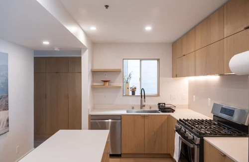 Outer Richmond Apartment | NEW! Spacious Getaway wPrivate Deck Close to Beach