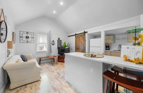 Merion Village Cottage | German Village Beach Bungalow – Chic Studio for 2 Perfect for Couple’s Getaway!