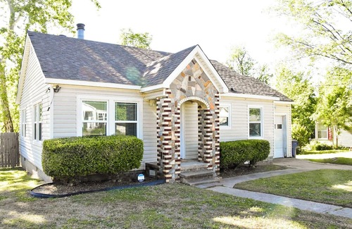 Fort Smith House | Charming 2-bedroom house with WiFi and AC in Fort Smith