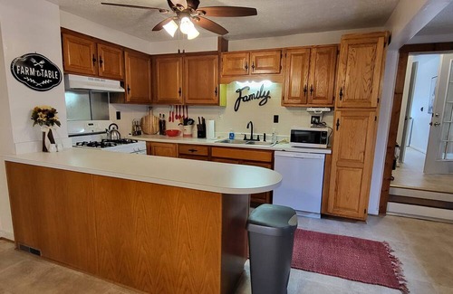Helen House | Charming countryside 4-bedroom - sleeps 10 - home in Charlotte Hall, MD