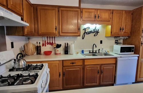 Helen House | Charming countryside 4-bedroom - sleeps 10 - home in Charlotte Hall, MD