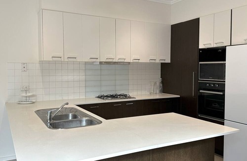 Ascot Vale House | Spacious City-Edge Parkville Family Home (5 Bedrooms /3 Bathrooms)