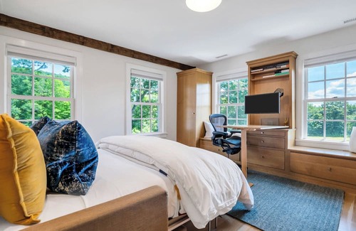 New Preston House | Luxurious, Spacious, Newly Renovated Vacation Home Walking Distance to Lake.