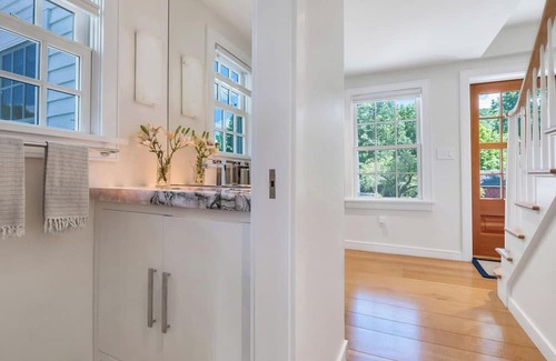 New Preston House | Luxurious, Spacious, Newly Renovated Vacation Home Walking Distance to Lake.
