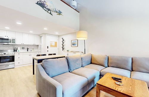 Mammoth Lakes Condo | Mammoth Getaway – Chic Condo w/Loft, Onsite Pool & More!