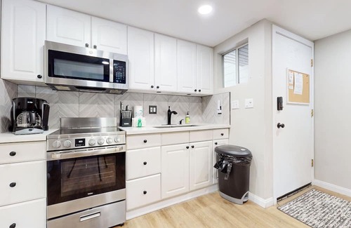 Mammoth Lakes Condo | Mammoth Getaway – Chic Condo w/Loft, Onsite Pool & More!