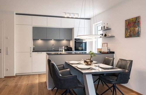 Kolbermoor Condo | Alpdeluxe Smart Home - Balkon-Wanne-Tiefgarage-BBQ