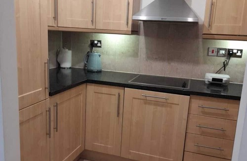Oakleigh Apartment | Spacious 2 bed North London flat with balcony and parking, sleeps 5