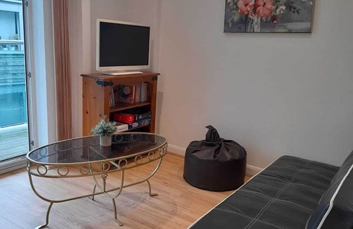Oakleigh Apartment | Spacious 2 bed North London flat with balcony and parking, sleeps 5