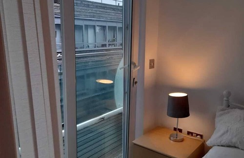Oakleigh Apartment | Spacious 2 bed North London flat with balcony and parking, sleeps 5