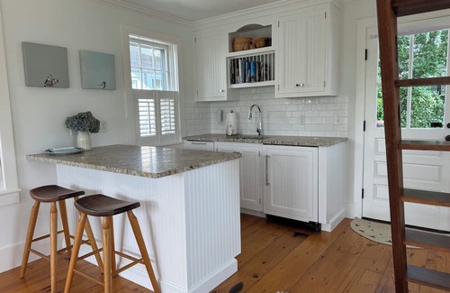 Brant Point Cottage | Clean/new loft cottage in fabulous Brant Point. Walk to town w/AC/heat, porch