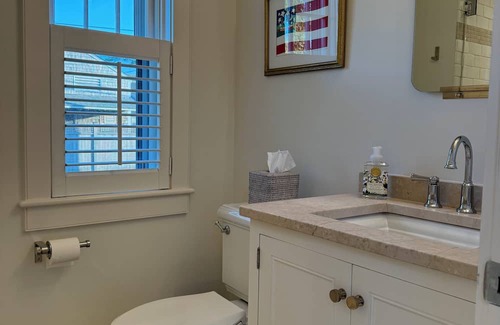 Brant Point Cottage | Clean/new loft cottage in fabulous Brant Point. Walk to town w/AC/heat, porch