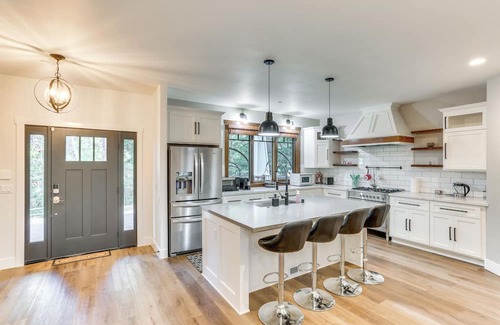 Lake Arrowhead House | Lake Arrowhead Home w/Patio & Hot Tub!