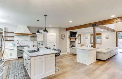 Lake Arrowhead House | Lake Arrowhead Home w/Patio & Hot Tub!