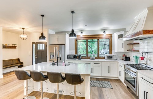 Lake Arrowhead House | Lake Arrowhead Home w/Patio & Hot Tub!