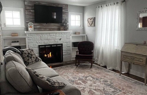 Hamburg House | Cozy Cape in the Heart of Hamburg Village