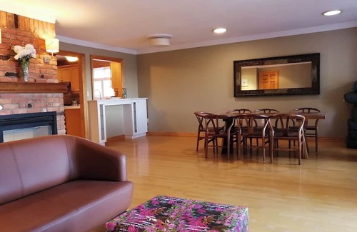 Brock Cottage | Direct Waterfront Cottage to Lake Simcoe w/Hot Tub, Sauna, BBQ Stove, Deck, Dock