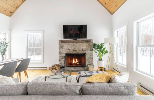 Narrowsburg House | Located in Narrowsburg, fenced in yard sleeps 4 & dog friendly!