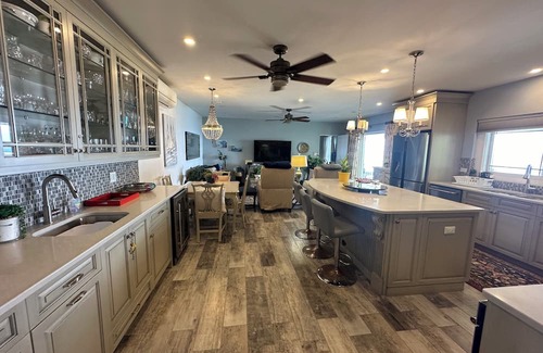 Southampton House | Spacious 3-bedroom house with a pool and panoramic views of Horseshoe Bay Beach