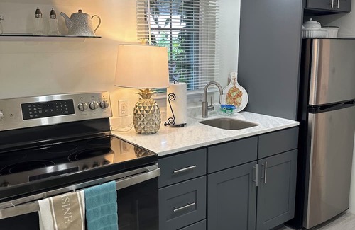 Southampton House | Spacious 3-bedroom house with a pool and panoramic views of Horseshoe Bay Beach