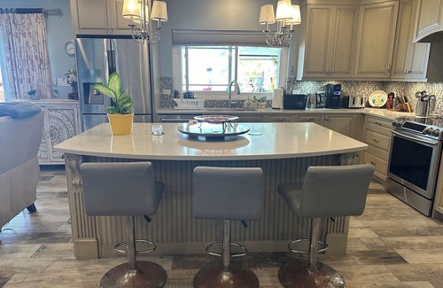 Southampton House | Spacious 3-bedroom house with a pool and panoramic views of Horseshoe Bay Beach