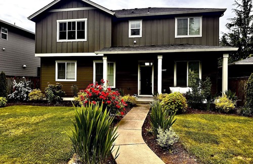 Wilkes East House | Spacious 5-bedroom house in perfect Portland with AC, WiFi, washer and dryer.