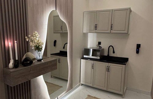 Al Aqiq Apartment | Chic Studio with Luxurious Amenities & Ideal Location in Riyadh - LP4